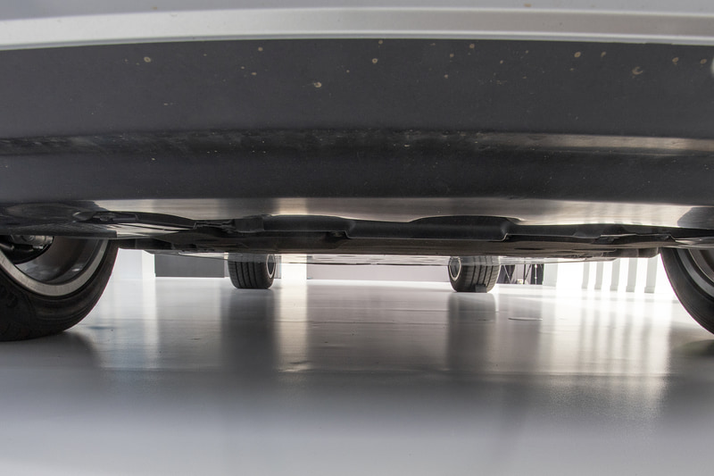 エンジン、トランスミッション、ドライブシャフト、デフ、そしてマフラーがないので下面は非常にフラット