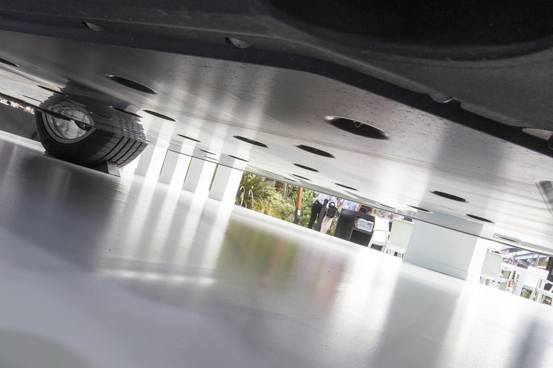 アンダーカバーには下面を流れる空気の流速を高めるためのディンプル加工が施されている