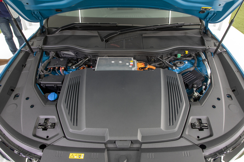 フロントフードを開けたところ