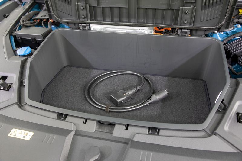 ラゲッジボックスには充電ケーブルを収納していた。3kWのケーブルが標準装備
