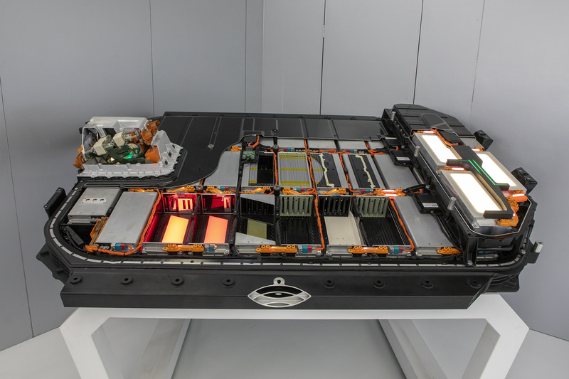 床下に収まるリチウムイオンバッテリー。水冷式で電池負荷が高まった際の発熱を抑え、安定した性能が出せるようになっている。満充電での航続距離はWLTCモードで405km