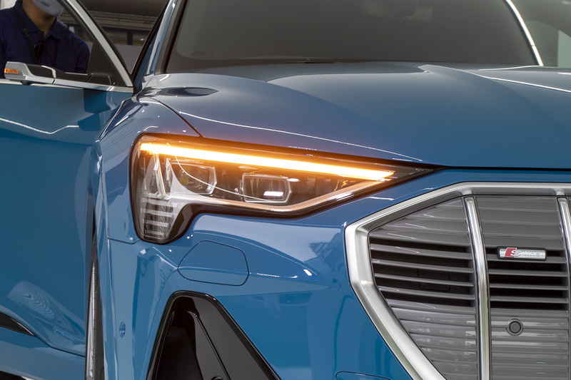 ウインカー＆ハザード。光は内から外へ流れて点灯するダイナミックターンインジケーター