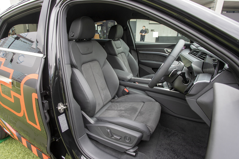 インテリア。シートはスポーツシート（フロント）でアルカンターラ/レザー S lineロゴ入り