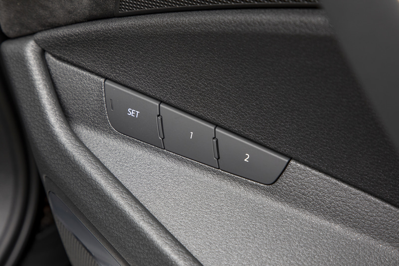 トリム下側にはパワーシートのメモリースイッチがある