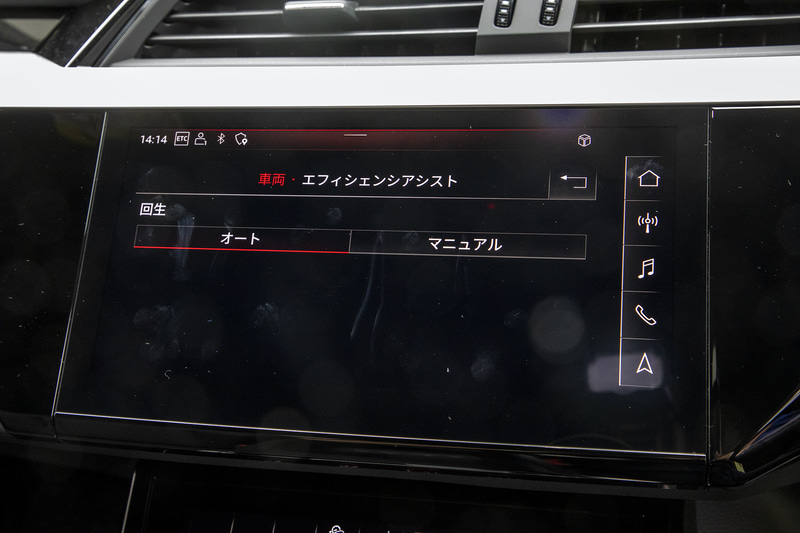 回生レベルはパドルシフトの操作で変更でき、オートの場合は停止するとレベルを自動で下げるが、マニュアルは操作がないと変わらない