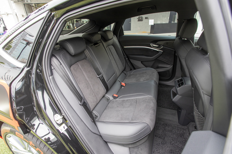 リアシートまわり。足下も座面も広さがあって窮屈さはなかった