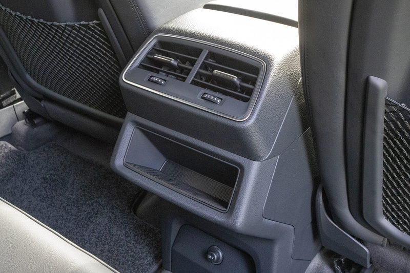 リアシートまわり。足下も座面も広さがあって窮屈さはなかった