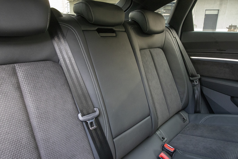 リアシートのアームレスト