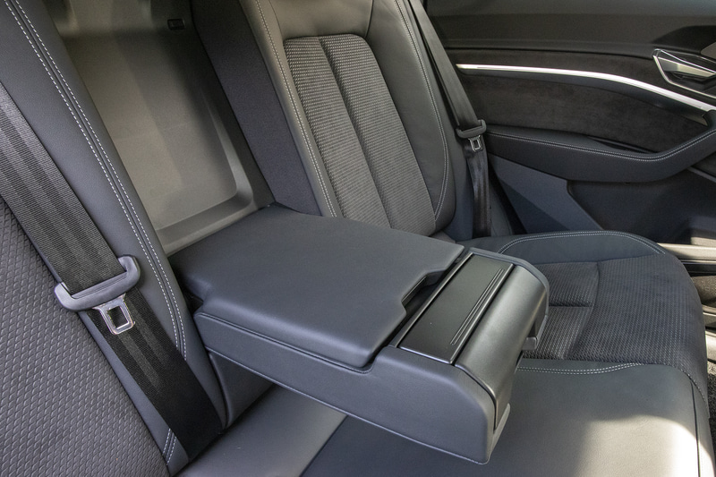 リアシートのアームレスト