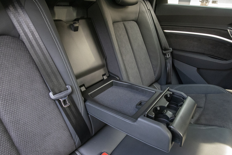 リアシートのアームレスト