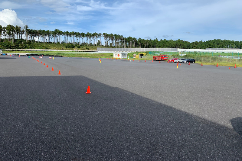 パドックにパイロンでコースを設定。上手い運転、きれいな運転を目指して