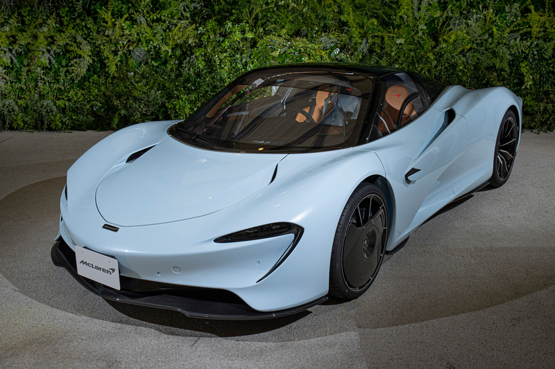 ヘッドライトの下部にある垂直ダクトから取り込まれた空気はラジエータへと送られる。ラジエータの他にも、ボンネット上部から2つのインテークへと送られ、そこからダクトでボディ内部を通り、ホイールアーチ周辺を通過して、ドア下部にあるベントから外に排出される。この細かい工夫によりボディ周辺の乱気流の発生を低減させる