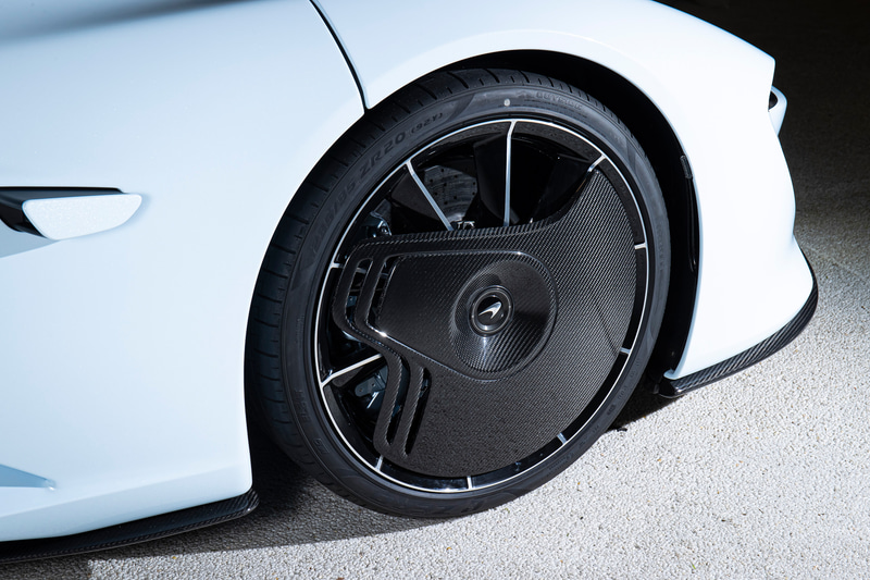 20インチの10本スポーク鍛造アルミホイールには、カーボン・ファイバー製スタティック・エアロカバーが取り付けられ、乱気流の発生を低減させる