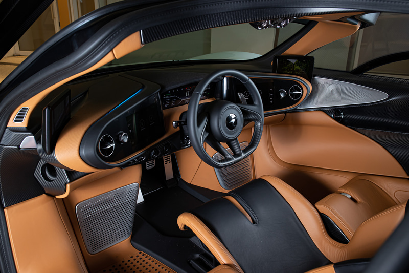 ドライバーはセンター位置に座る