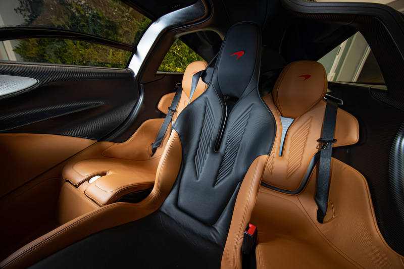 パッセンジャーシートはやや後方の左右に配置