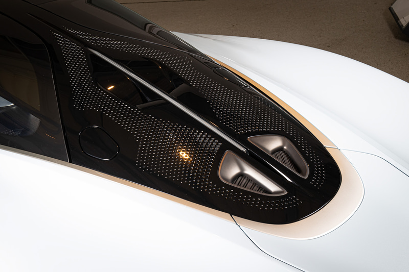 パワートレーン用のエアインテーク。中央の白い部分はハイマウント・ストップ・ランプ