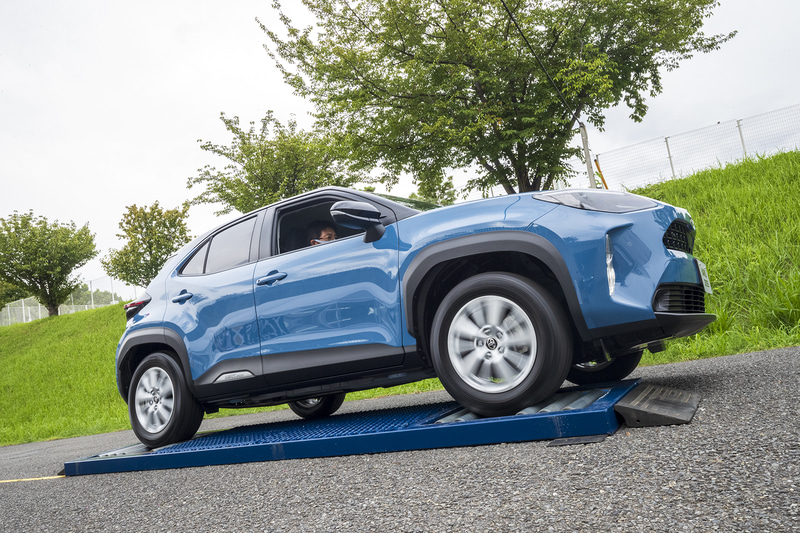 片側の前/後輪ともにローラーの凹みにはまってしまうと、NORMALモードでは駆動力を失ってしまう。写真はガソリンモデル