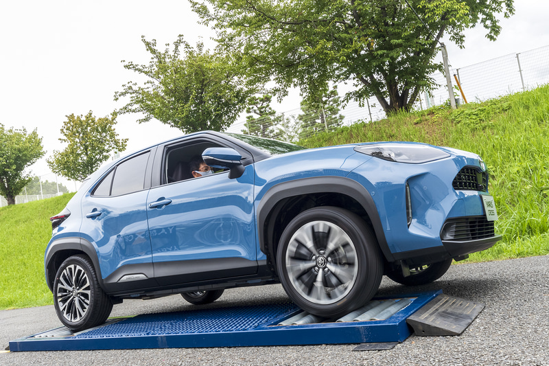 モードを切り替えるとブレーキ制御が介入し、スタックから数秒で抜け出せた。写真はハイブリッドモデル