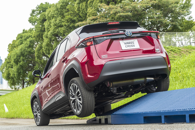 ガソリンモデル（左）もハイブリッドモデル（中央）も、1輪が浮いて3輪だけでの走行となるキャンバーコースは難なくクリア