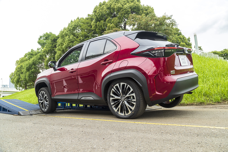 ハイブリッドモデルは後輪のモーターの駆動力があるため、後輪だけでも両輪が接地している場合は前へと進もうとする力が発生するが、空転が目立つ場面も