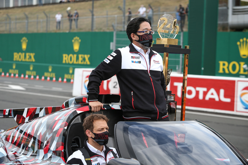 かつてトヨタのWECドライバーとして活躍したアレックス・ブルツ氏と村田チーム代表が乗り込み、デモンストレーションラップと決勝スタート前のトロフィー返還を行なった