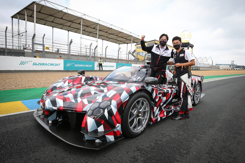 かつてトヨタのWECドライバーとして活躍したアレックス・ブルツ氏と村田チーム代表が乗り込み、デモンストレーションラップと決勝スタート前のトロフィー返還を行なった