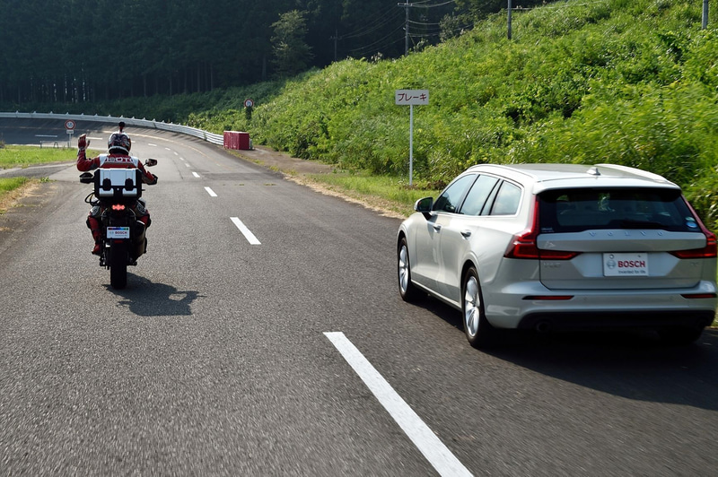 走行中、4輪車が死角に入ったタイミングで左腕を上にかかげた