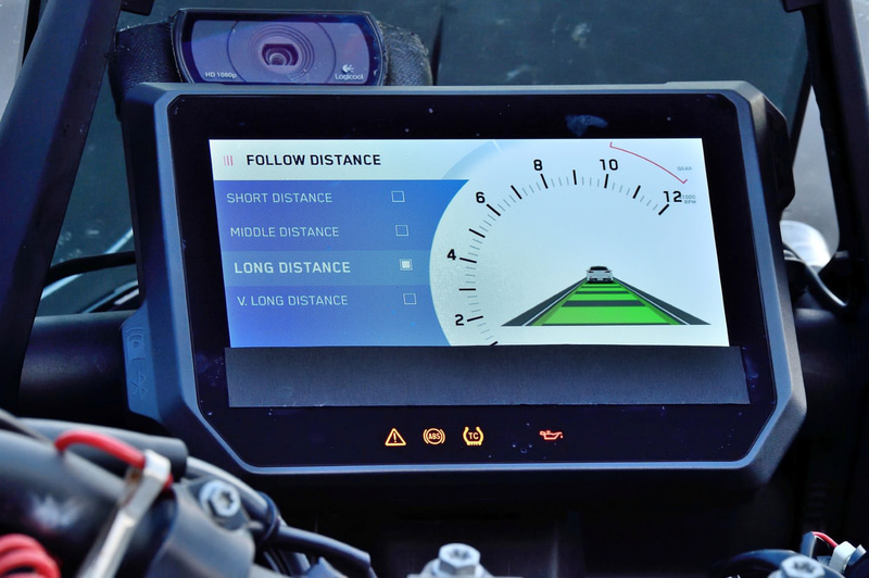 車間距離（車間時間）はハンドル左側のスイッチで変更可能。テスト車両では近い/やや近い/普通/やや遠い/遠いの5段階から選択できた。なお、本稿内で紹介しているHMI（ヒューマンマシンインタフェース）の表示はアドバンスト ライダー アシスタンス システムの機能が作動している状態を視覚的に示す見本で、ARASを搭載する各メーカーによってこれらのデザインは変わる