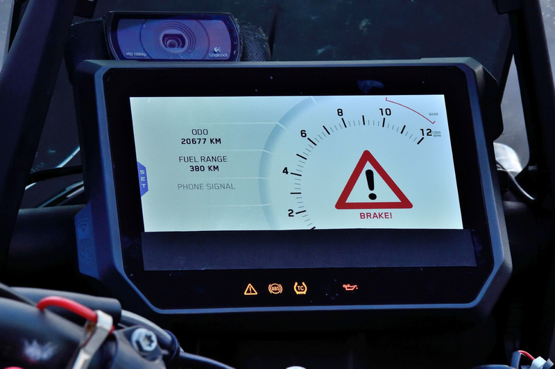 衝突予知警報では、前走車との衝突危険性が高まった場合にメーター内にブレーキ操作を促す表示が行なわれた