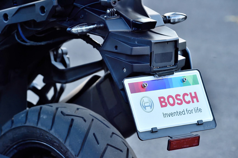 ARASの機能は車体前中央部、車体後中央部の各1か所に設置される中距離型のミリ波レーダーが主軸を担う