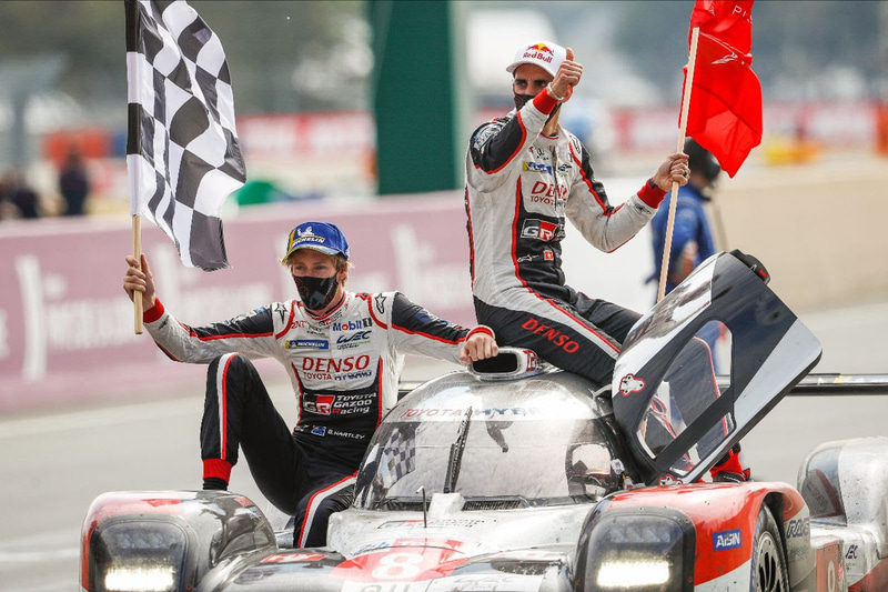 最終スティントは中嶋一貴選手（車内）が担当。セバスチャン・ブエミ選手（右）と中嶋一貴選手はル・マン24時間3連覇。ブレンドン・ハートレイ選手は（左）2勝目