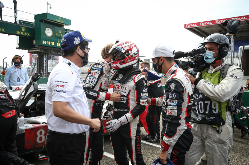 TOYOTA GAZOO Racing WECチーム代表 村田久武氏と、8号車のドライバー