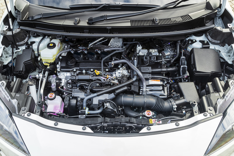 ハイブリッドモデルは最高出力67kW（91PS）/5500rpm、最大トルク120Nm（12.2kgfm）/3800-4800rpmを発生する直列3気筒1.5リッターダイナミックフォースエンジンに、リダクション機構付のTHS IIを組み合わせる。フロントモーターは最高出力59kW（80PS）、最大トルク141Nm（14.4kgfm）を発生。4WDはリアに最高出力3.9kW（5.3PS）、最大トルク52Nm（5.3kgfm）を発生するモーターを搭載する