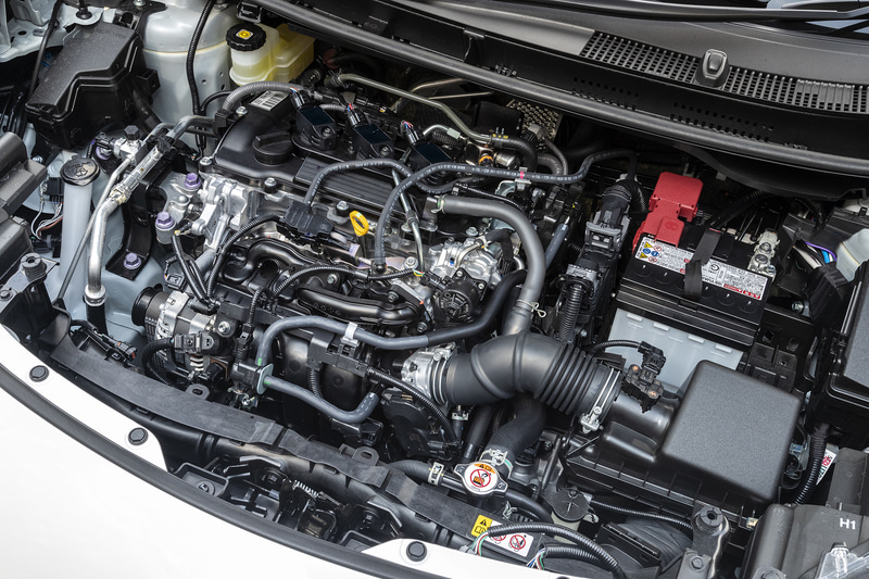 ガソリンモデルは最高出力88kW（120PS）/6600rpm、最大トルク145Nm（14.8kgfm）/4800-5200rpmを発生する直列3気筒1.5リッターダイナミックフォースエンジンを搭載し、トランスミッションにはギヤ機構付自動無段変速機の「Direct Shift-CVT」を組み合わせる。駆動方式は2WD（FF）と4WDを設定