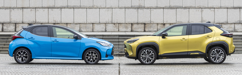 ヤリス（左）とヤリスクロス