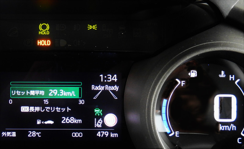 高速道路を80km/hで走らせた結果、車内のメーター内で確認できる燃費は29.3km/Lを記録した