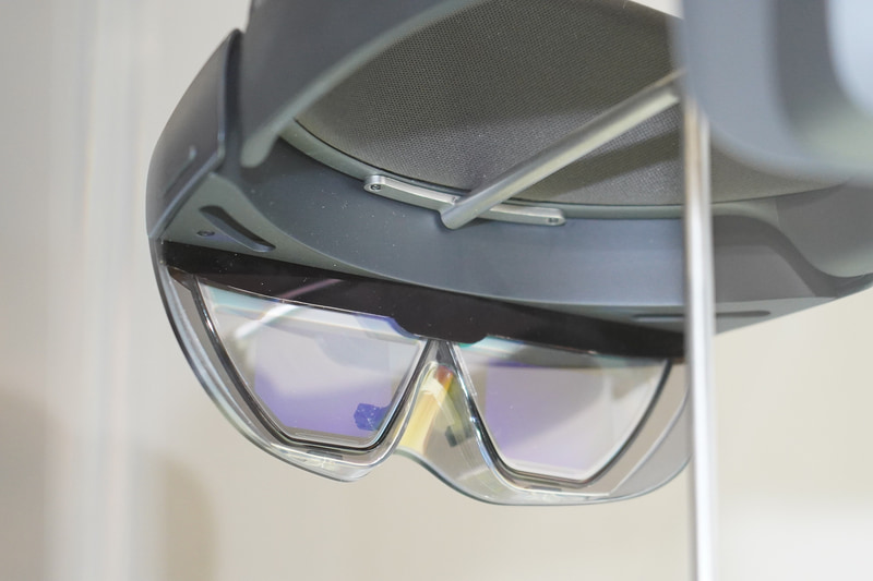 HoloLens 2ではレンズにMRのコンテンツが表示され、現実と重ね合わせて表示される