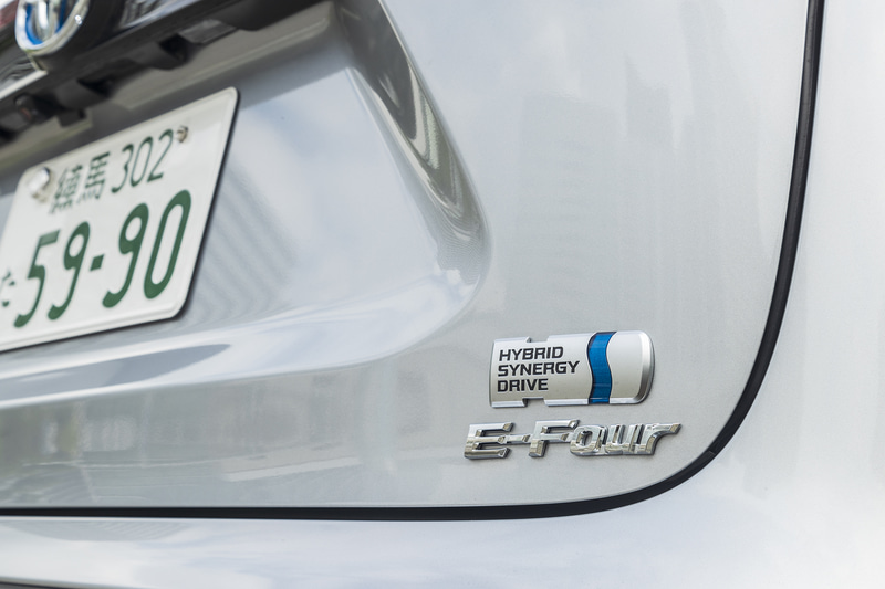 ハイブリッドとE-Fourのエンブレム