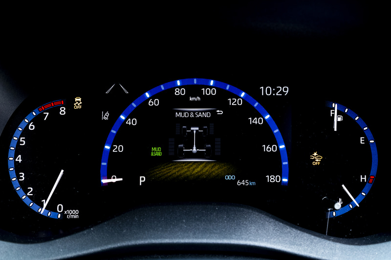 ガソリンモデルのメーター。走行モードを切り替えるとメーター内の表示も変化する