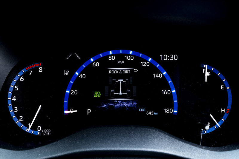 ガソリンモデルのメーター。走行モードを切り替えるとメーター内の表示も変化する