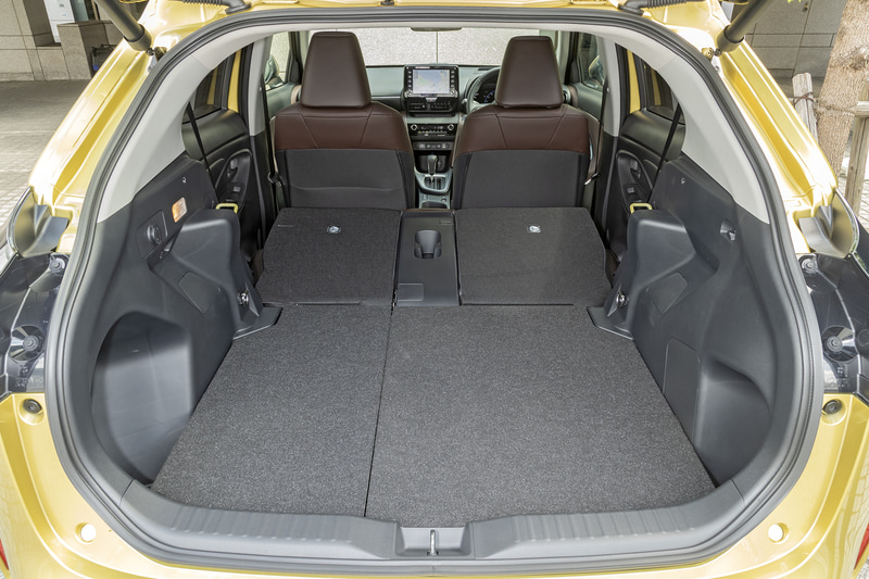 荷室容量390Lを誇るラゲッジ。Z/HYBRID Z、G/HYBRID GはトヨタのコンパクトSUV初となる4：2：4分割可倒式リアシートを採用。Z/HYBRID Z、G/HYBRID Gは2段階に高さを調節できる6：4分割アジャスタブルデッキボードを備える
