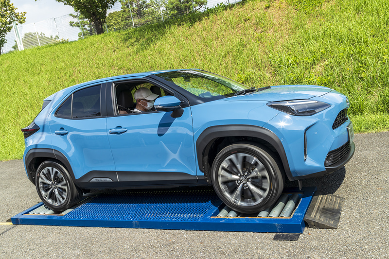 片側2輪がローラーに乗り上げるとスタックした状態となるが、モードを切り替えることによって走破できる