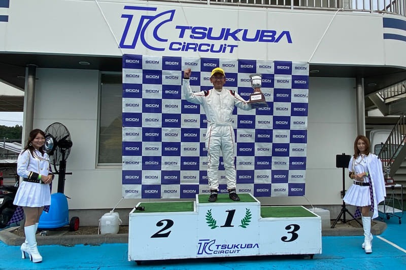 総合2位、旧型エンジンのY-1クラス優勝となった夫ですが、表彰式も密を避けて1人ずつの登壇。レースクイーンのお2人も近くに来てくれず（笑）、ちょっと寂しい表彰式ですね