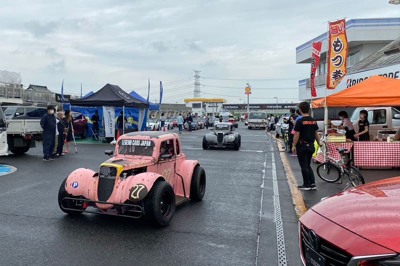 これが、私がすっかり心奪われてしまったレーシングカー、レジェンドカーです。この古きよきアメリカ車のホットロッドのような、レトロな雰囲気がたまらないっ。ボディは全長3.2mと小さく、フレーム一体型フルロールゲージが組まれています。エンジンは1250ccのヤマハ製で、130馬力を発揮するそう。ミッションは5速シーケンシャル、タイヤはワンメイクラジアルタイヤの13インチ。サーキットだけでなくフラットダートも走行可能というのがアメリカらしいですよね。価格は完成車(日本仕様車)で229万8000円となっています