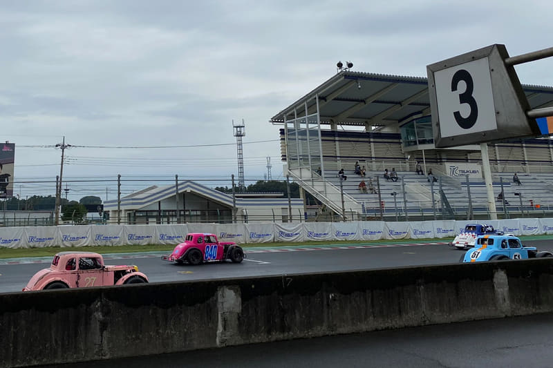 レジェンドカーがグリッドに並ぶ光景といったら、ここだけ時代も国境も越えてしまったみたい。激しいバトルと裏腹に、見ていてすごく癒されてしまったレジェンドカーレースでした