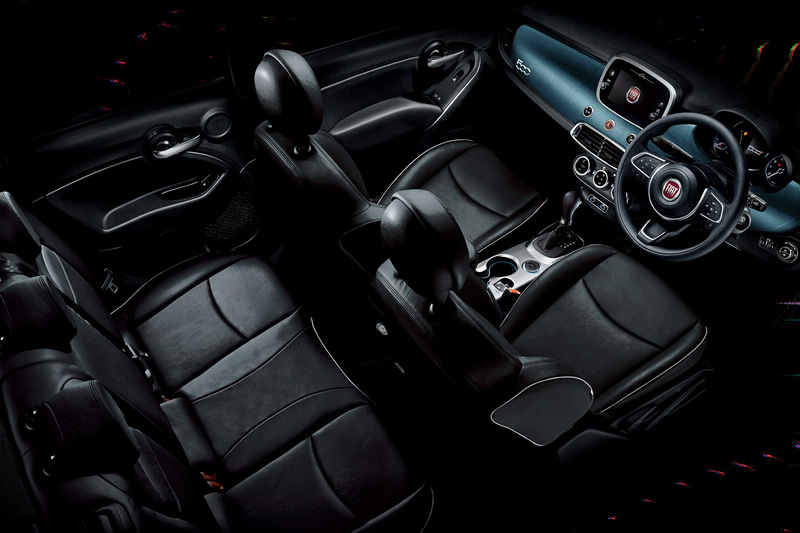 室内ではブルーのインストルメントパネルを採用