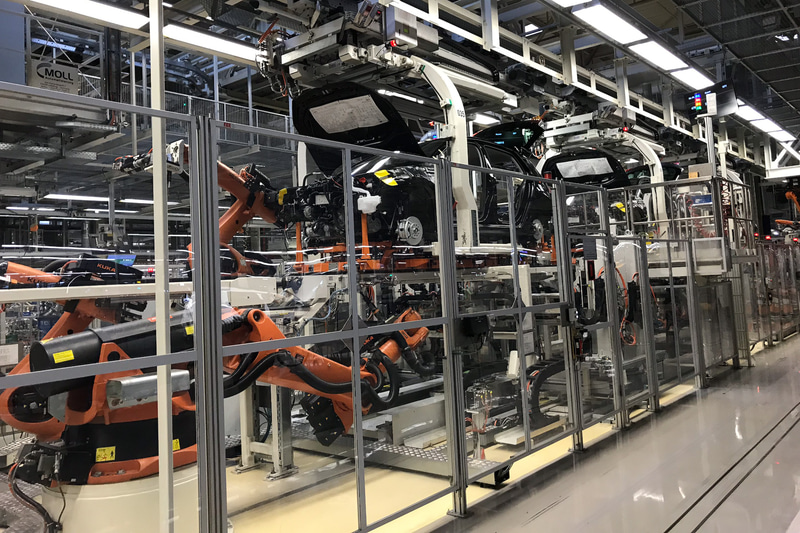 ID.3の生産を行なうツヴィッカウ工場。ID.3は航続距離が最大420km（WLTPモード）の58kWhのバッテリー搭載車が標準仕様となり、オプションで最大330kmの45kWhのバッテリー搭載車、最大550kmの77kWhのバッテリー搭載車の3モデルを設定。ボディサイズは4261×1809×1552mm（全長×全幅×全高）、ホイールベースは2765mm