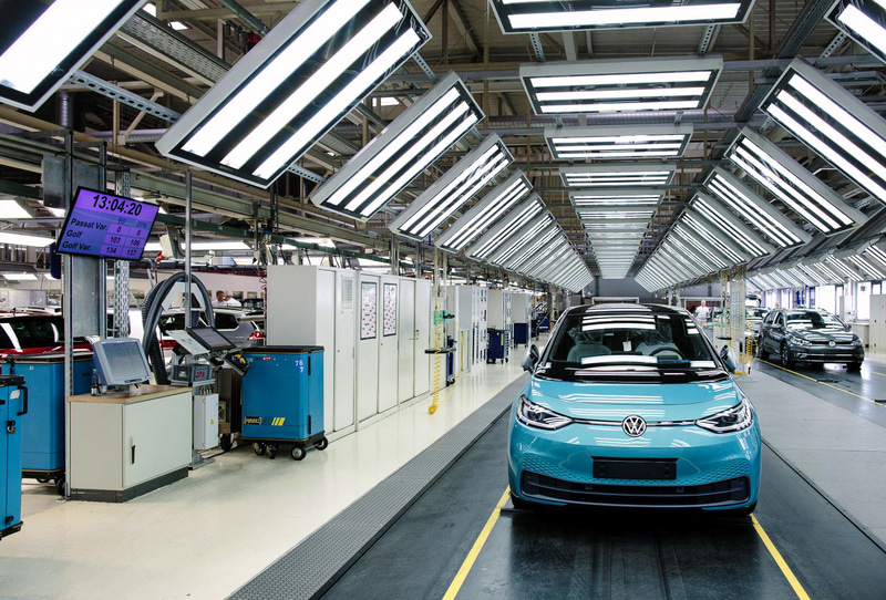 ID.3の生産を行なうツヴィッカウ工場。ID.3は航続距離が最大420km（WLTPモード）の58kWhのバッテリー搭載車が標準仕様となり、オプションで最大330kmの45kWhのバッテリー搭載車、最大550kmの77kWhのバッテリー搭載車の3モデルを設定。ボディサイズは4261×1809×1552mm（全長×全幅×全高）、ホイールベースは2765mm