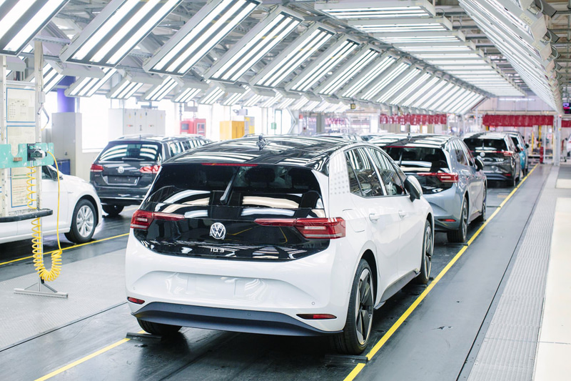 ID.3の生産を行なうツヴィッカウ工場。ID.3は航続距離が最大420km（WLTPモード）の58kWhのバッテリー搭載車が標準仕様となり、オプションで最大330kmの45kWhのバッテリー搭載車、最大550kmの77kWhのバッテリー搭載車の3モデルを設定。ボディサイズは4261×1809×1552mm（全長×全幅×全高）、ホイールベースは2765mm