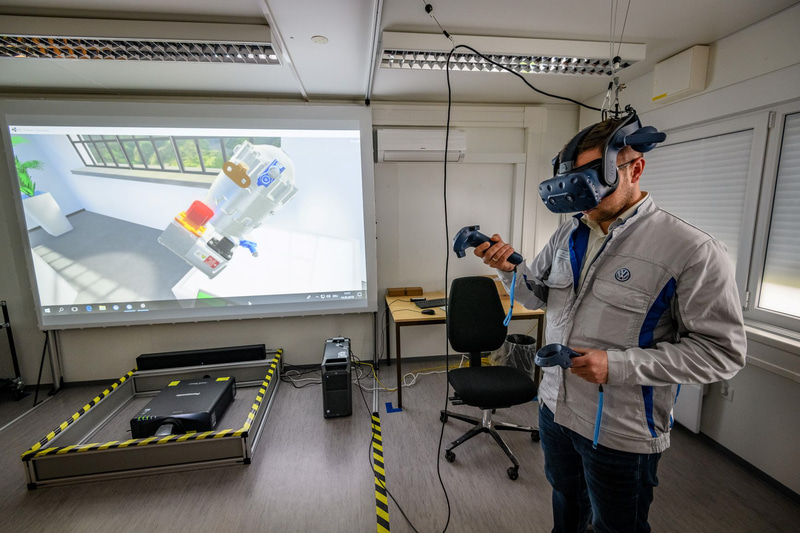 ID.3の生産を行なうツヴィッカウ工場。ID.3は航続距離が最大420km（WLTPモード）の58kWhのバッテリー搭載車が標準仕様となり、オプションで最大330kmの45kWhのバッテリー搭載車、最大550kmの77kWhのバッテリー搭載車の3モデルを設定。ボディサイズは4261×1809×1552mm（全長×全幅×全高）、ホイールベースは2765mm